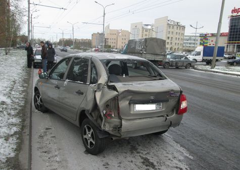 Авария на ул. Крылова в Абакане. Фото пресс-службы ГИБДД по Хакасии